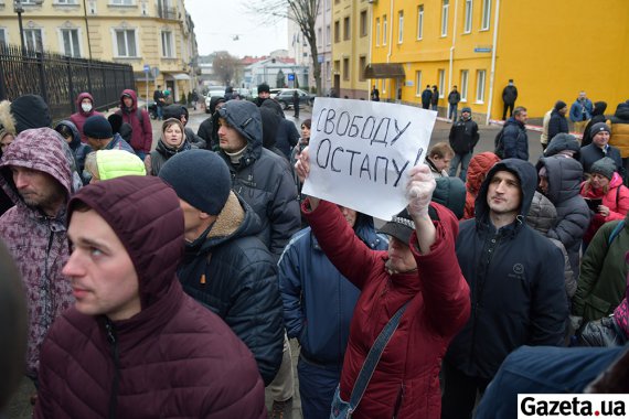 Под судом собралось более сотни сторонников антивакцинатора Остапа Стахов