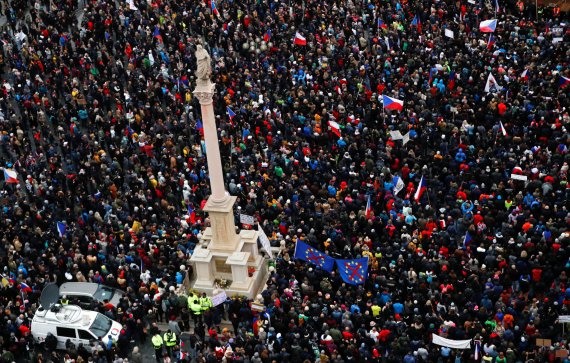 Ученики протестуют против ограничений из-за коронавируса во время 32-й годовщины Бархатной революции в Праге, 17 ноября 2021 года