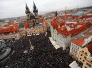 Ученики протестуют против ограничений из-за коронавируса во время 32-й годовщины Бархатной революции в Праге, 17 ноября 2021 года