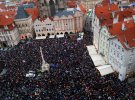 Ученики протестуют против ограничений из-за коронавируса во время 32-й годовщины Бархатной революции в Праге, 17 ноября 2021 года
