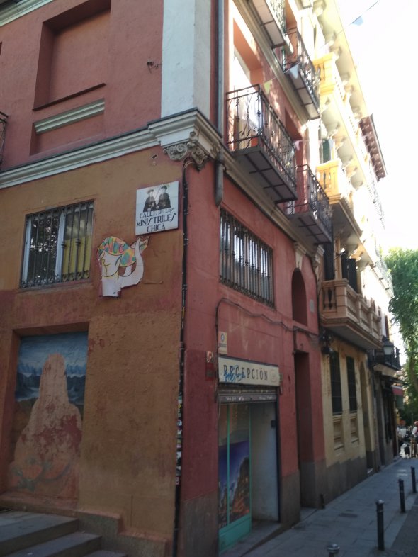 Картинки на будинках в давнину замінювали назви, тому що люди не вміли читати. Тепер це родзинка міста.