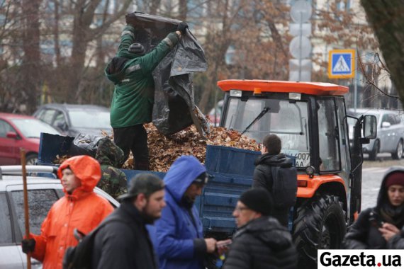 Сегодня на аллее Героев Небесной сотни прошла генеральная уборка