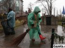 Сегодня в Киеве пошел дождь. Поэтому некоторые участники толоки работали в дождевиках