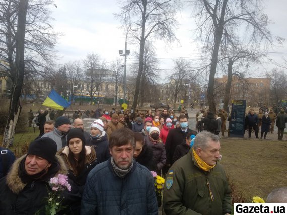Із самого ранку люди несуть квіти до портретів загиблих героїв Майдану в Києві
