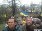 На Аллею героїв у Києві люди ідуть з квітами та українськими прапорами