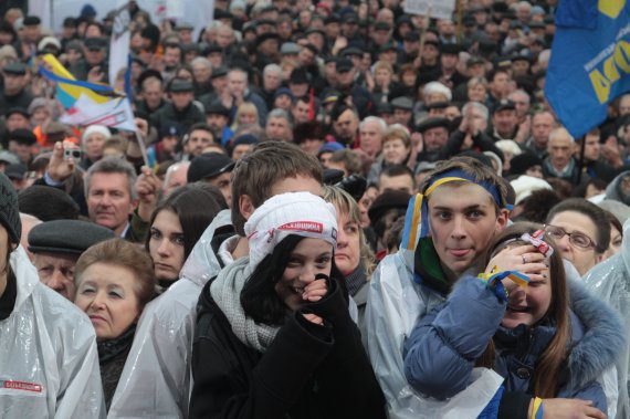 24 ноября 2013 года. Сторонники ассоциации Украины с Евросоюзом собрались на майдане Независимости в Киеве