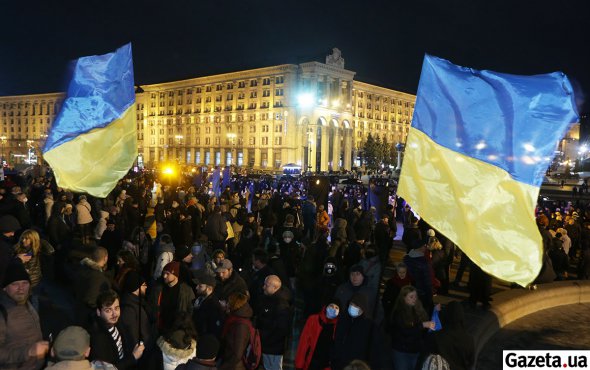21 ноября вечером, на Майдане было многолюдно. Киевляне и гости города пришли почтить память погибших майдановцев и вспомнить, как начиналась Революция достоинства
