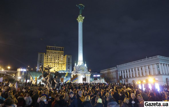 На майдане Независимости вечером 21 ноября - собрались несколько тысяч человек