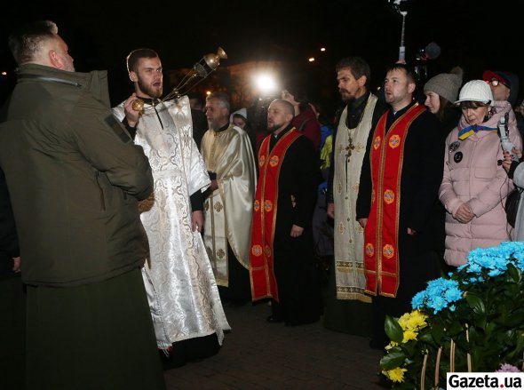 Священники отправляют панихиду за павшими героями Майдана