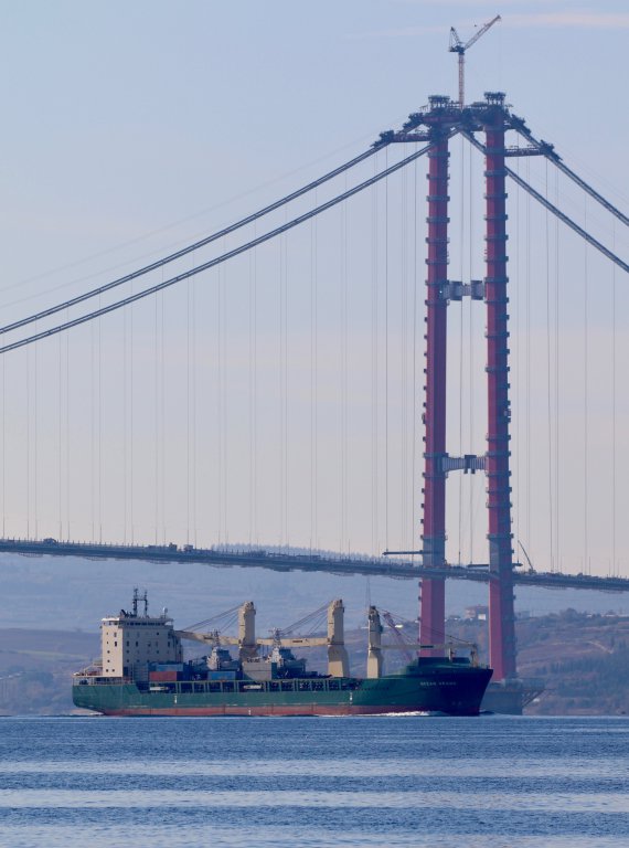 Американский корабль с патрульными катерами для Вооруженных сил Украины вошел в Черное море.