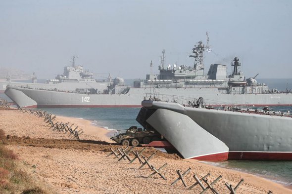 Російський бронетранспортер виїздить з корабля під час навчань з десантування у Криму, 18 жовтня 2021 року 