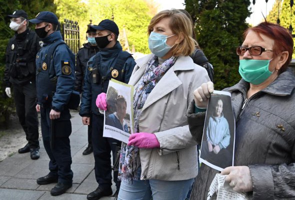 Родичі українських військових, яких утримують у в'язницях бойовиків на Донбасі, тримають їх портрети на мітингу біля офісу президента в Києві, 28 квітня 2020 року