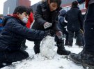 Діти мігрантів із Близького сходу граються снігом, який побачили, напевно, вперше у житті