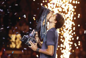 Німецький тенісист Олександр ­Зверєв тримає трофей переможця ­Підсумкового ­турніру-2021. У ньому брали участь вісім най­кращих тенісистів сезону. Вперше проходив у італійському Турині