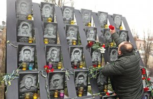 У День гідності та свободи 21 листопада на алеї Героїв Небесної сотні в Києві вшановують пам’ять загиблих активістів