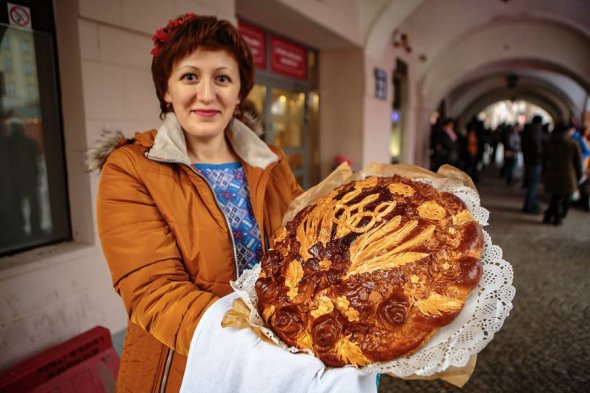 Ирина Рерих, уполномоченная президента города Валбжих по делам иностранцев. Родилась 18 июля 1981 года в городе Бердянск на Запорожье. Детство провела в Полтавской области. Окончила национальный педагогический университет им. Михаила Драгоманова. По образованию – преподаватель украинского языка и литературы. Работала журналистом в газете "Полтавский вестник". С 2007-го работала в полтавском отделении общества с ограниченной ответственностью «Издательская компания "Новая Информация». В 2018 году переехала в Польшу с семьей. Замужем, имеет двух сыновей. Любимая писательница – Лина Костенко, поэт – Василий Симоненко