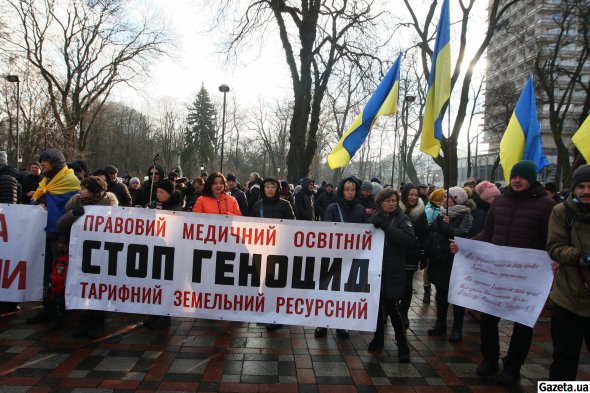 У Києві пройшов мітинг проти примусової вакцинації. На акцію зібралися сотні людей