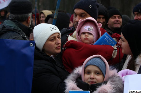 В руках большинство людей держало Конституцию. Карантин в стране нарушает основной закон, говорят