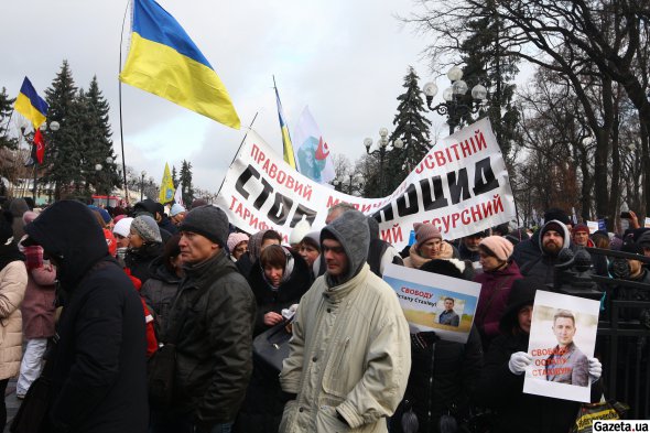 Акцию начали возле Верховной Рады. Там выступили лидеры организации "Права человека"