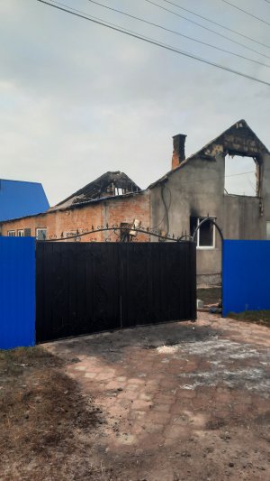 У селищі Маньківка на Черкащині згорів будинок багатодітної сім’ї священика 43-річного Василя Славіти. Залишилися лише стіни. Потрібна будь-яка допомога. 