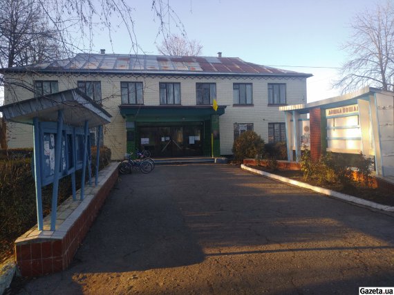 Липянский сельский совет расположен в двухэтажном здании в центре села