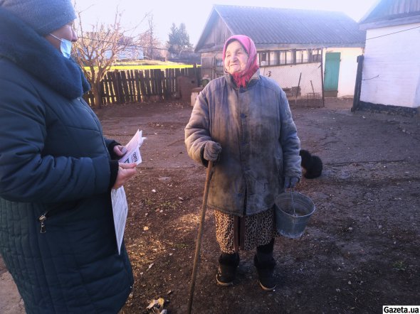 Тетяна Павлівна Пидько зустріла нас на дворі, коли несла зерно, щоб погодувати курей