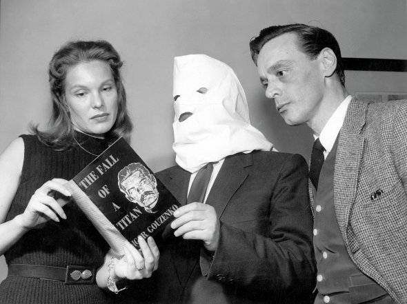 Агент Ігор Гузенко (в центрі) презентує книжку ”Падіння титана” в Торонто 1954-го. Він постійно приховував обличчя. Під час Другої світової війни провів два роки в таборі для шпигунів Camp-X. Потім працював у Радянському Союзі, дістав інформацію про роботу радянських розвідників над отриманням таємниць щодо ядерної зброї на Заході. Викрив подвійних агентів. На ґрунті його свідчень канадські спецслужби заарештували 39 підозрюваних