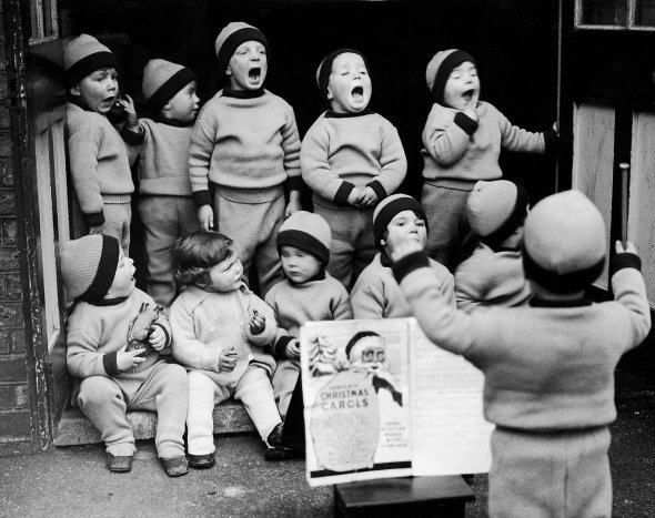 Діти репетирують різдвяну колядку в лондонському притулку 1 грудня 1934 року. На святковий концерт до установи запрошують заможних людей. Після виступів багатьох малюків усиновлюють