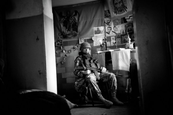 Михайло АЛЄКСЄЄВ, 42 роки, бухгалтер. Народився 13 вересня 1979-го в місті Стрий Львівської області. Батьки – журналісти. Закінчив Волинський національний університет імені Лесі Українки за спеціальністю ”Економічна і соціальна географія”. Здобув фах бухгалтера в Національному університеті ”Львівська політехніка”. 17 років працює бухгалтером і головним бухгалтером на підприємствах. Учасник помаранчевої революції та Революції гідності. Під час Майдану належав до 23-ї сотні. 2016-го пішов на фронт у складі Добровольчого українського корпусу ”Правий сектор”. Псевдо ”Рембрандт”. 2019-го балотувався до Верховної Ради. Не пройшов. У шлюбі. З дружиною 37-річною Марією виховують доньку – 12-річну Меланію, синів – 8-річного Луку, 6-річного Кипріяна й Тадея, 4 роки. Подобається історична література. Улюблений фільм – ”Пропала грамота” Бориса Івченка. Живе у Стрию