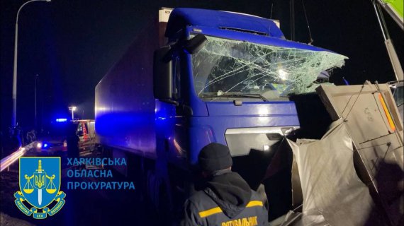 В Харькове грузовик MAN раздавил автомобиль такси Renault Logan. Погибли 40-летний водитель такси и его пассажирки – 49-летняя женщина с 3-летней внучкой 