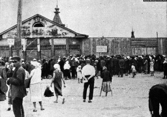 Черга за хлібом на харківському базарі у 1933 році. Автор фото - австрійський інженер Александр Вінербергер, який з 1932-го по 1933 рік працював на харківському заводі «Пластмас»