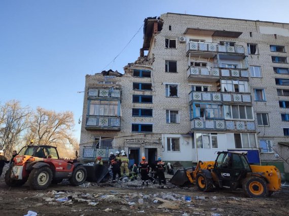 У Новій Одесі під завалами будинку знайшли жінку. Фото: ДСНС