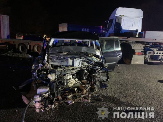 Під Вінницею зіткнулися вантажівка та два легковики. У результаті загинуло подружжя, ще двоє людей - у лікарні