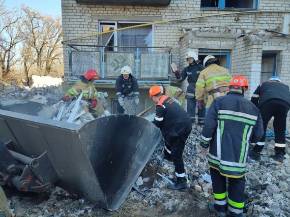 Унаслідок вибуху газу в 5-поверховому житловому будинку в місті Нова Одеса Миколаївської області двоє людей загинули і троє постраждали