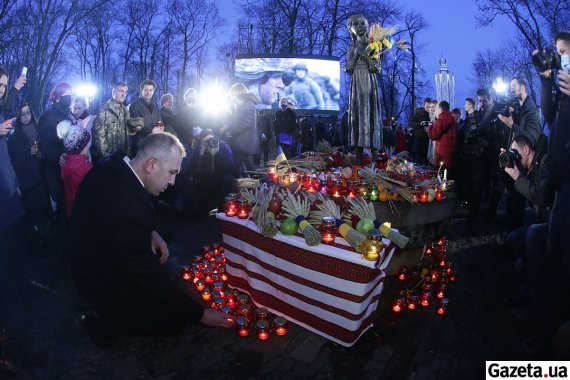 Кияни та гості міста несли квіти, колоски пшениці, лампади та калину до меморіалу пам’яті жертв Голодомору