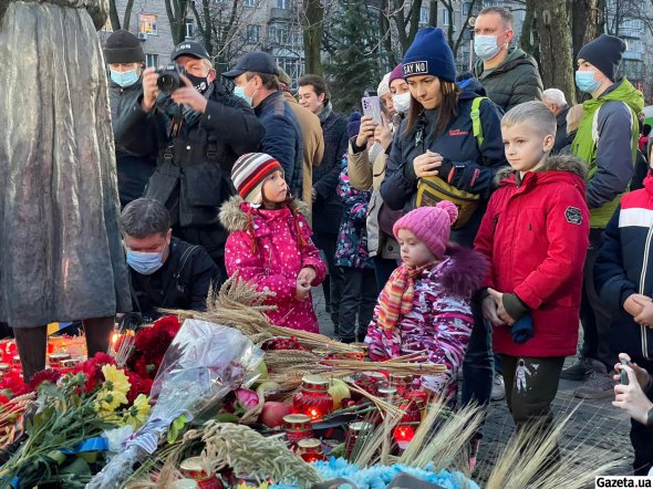 Кияни та гості міста несли квіти, колоски пшениці, лампади та калину до меморіалу пам’яті жертв Голодомору