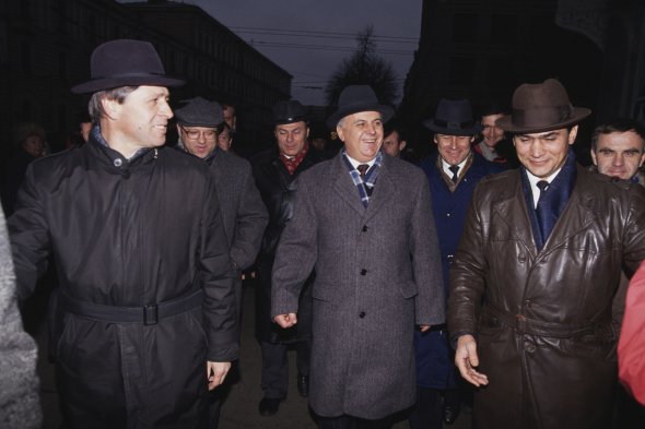 Леонід Кравчук (посередині) став першим президентом незалежної України 