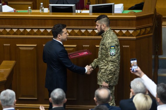 Вручення найвищої державної нагороди відбулося на засіданні Верховної Ради.