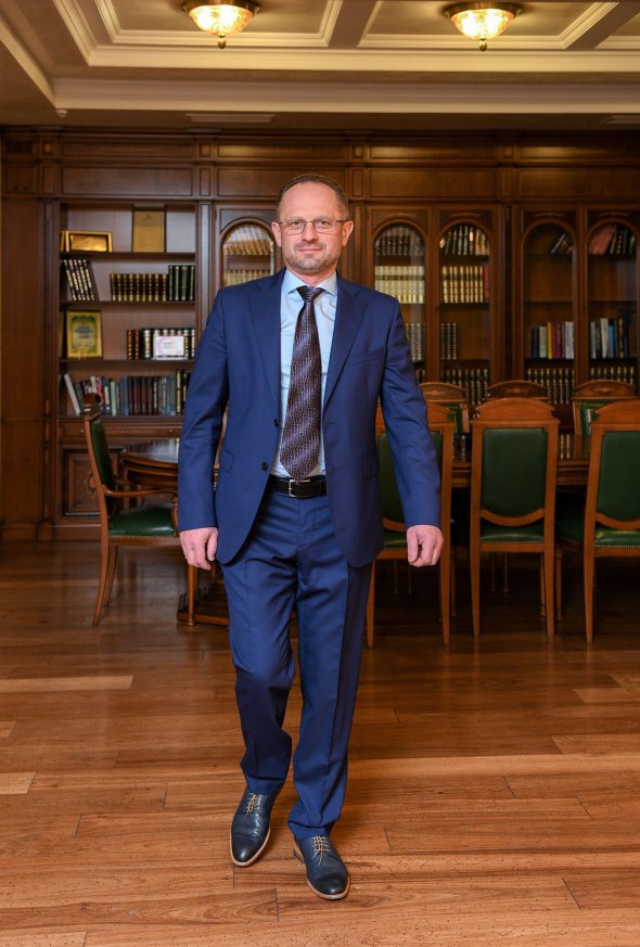 Роман Безсмертний був народним депутатом чотирьох скликань: із 1994 до 2007 року. Один із авторів Конституції. П'ять років представляв інтереси президента Леоніда Кучми у Верховній Раді. Був віцепрем'єром з питань адміністративно-територіальної реформи, послом України в Білорусі. Також - представником України в політичній підгрупі Тристоронньої контактної групи. На останніх президентських виборах за нього проголосували 27 182 виборців.