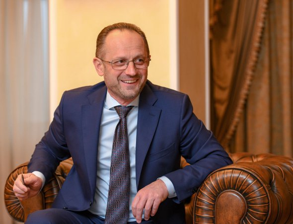 Роман Безсмертний: «Офіс президента себе віджив. Справа не лише в його керівнику Андрію Єрмаку чи замові Олегові Татарову. У президента є секретаріат РНБО. Стратегія держави – його сфера діяльності. Якщо є відповідні департаменти в Раді нацбезпеки й оборони, навіщо вони в Офісі президента? Виходить, маємо ще один уряд»