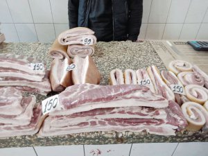 На Центральному ринку Чернігова сало продають від 80 до 200 гривень за кілограм
