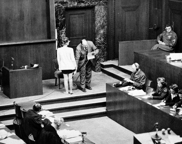 Колишня ув’язнена табору Равенсбрюк полька Ядвіга Дзідо (1918–1985) показує свою ногу зі шрамом у залі суду в Нюрнберзі у грудні 1946-го. Ушкодження отримала під час медичного експерименту в концтаборі. Її свідчення були підставою для засудження лікарів Карла Гебхардта, Фріца Фішера та Герти Обергойзер