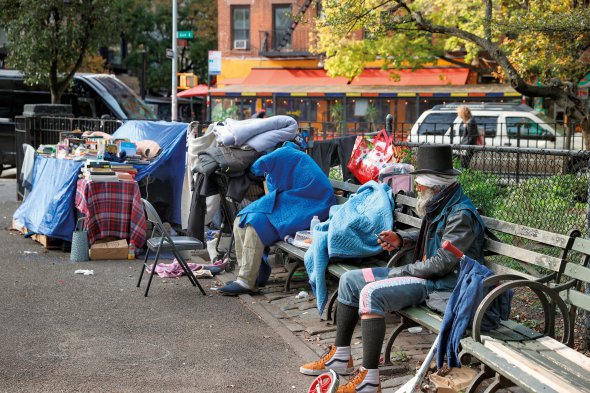 Бездомні сидять у парку Томпкінс-сквер у ­Нью-Йорку, Сполучені Штати Америки, 4 листопада 2021 року