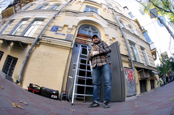 Історик Сергій Миронов реставрує фрамугу – верхню частину дверей – у будинку на вулиці Стрілецькій у Києві 11 жовтня 2021 року