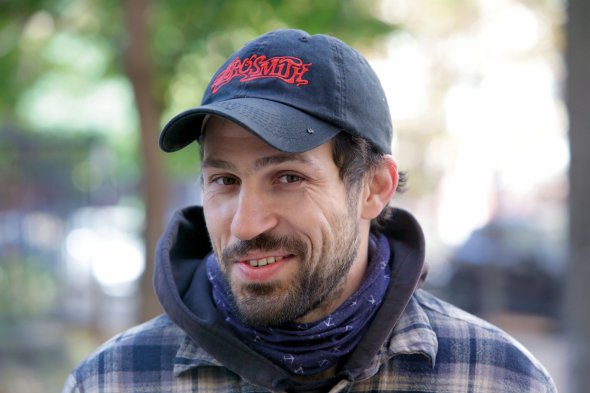 Сергій МИРОНОВ, 34 роки, історик. Народився 21 травня 1987-го в Києві. Батько був авіадиспетчер, мати – актриса. Навчався на економіста в Російському економічному університеті імені Георгія Плеханова в Москві. В Канаді здобував освіту еколога. Навчається на археолога в Таврійському національному університеті імені Володимира Вернадського. Реставрує старовинні двері у столичних будинках. Улюблена книжка – роман ”Улісс” ірландського письменника Джеймса Джойса. Подобаються фільми ”Форрест Ґамп” Роберта Земекіса, ”Життя інших” Флоріана Генкеля фон Доннерсмарка, ”Пролітаючи над гніздом зозулі” Мілоша Формана. Неодружений. Живе в Києві