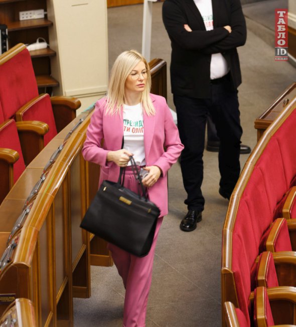 Депутат от «Слуги народа» Юлия Гришина засветила в Раде брендовую сумку за 67 тыс. грн