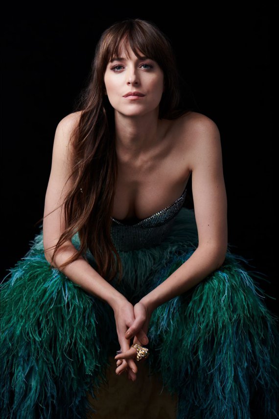 Американська акторка і модель Дакота Джонсон прикрасила сторінки груднево-січневого випуску Town & Country
