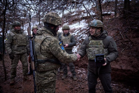 Президент вручив воїнам цінні подарунки