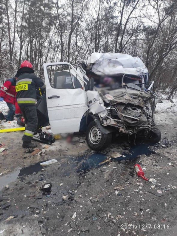 В Черниговской области маршрутка влетела в грузовик: 10 погибших и семеро искалеченных