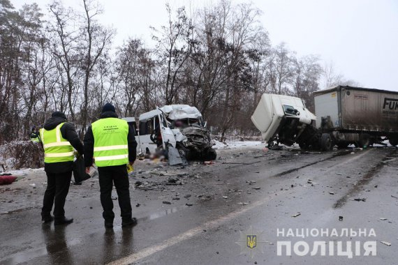 Под Черниговом столкнулись маршрутка и грузовик. 11 погибших, еще восемь человек в больнице